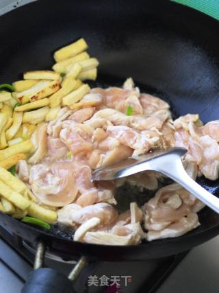 鸡胸肉炒豆干的做法步骤：5