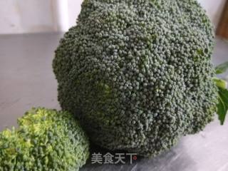 蒜香西兰花的做法步骤：1