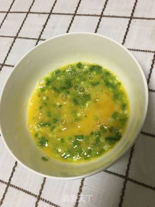 饺子皮版鸡蛋灌饼的做法步骤：1
