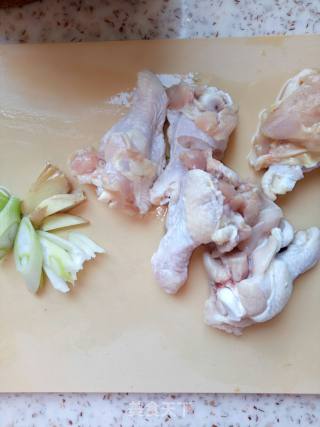 番茄酱炖翅根的做法步骤：1