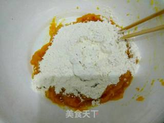 南瓜豆沙饼的做法步骤：2