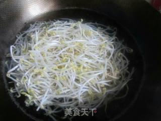 豆芽炒肉的做法步骤：1