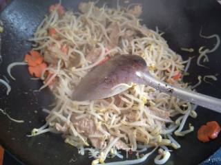 豆芽炒肉的做法步骤：3