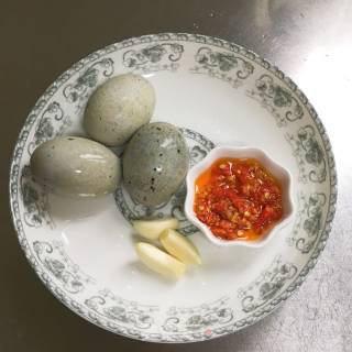 剁椒皮蛋的做法步骤：1