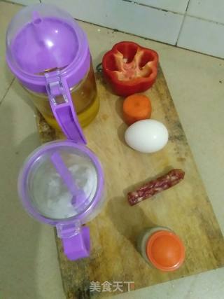 腊肠鸡蛋红椒盅的做法步骤：1