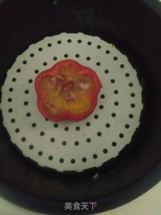 腊肠鸡蛋红椒盅的做法步骤：8