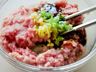 太阳蛋蒸肉的做法步骤：1