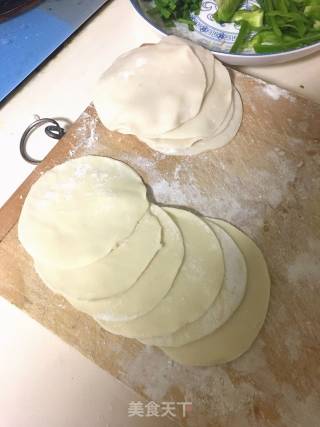 饺子皮版春饼的做法步骤：1