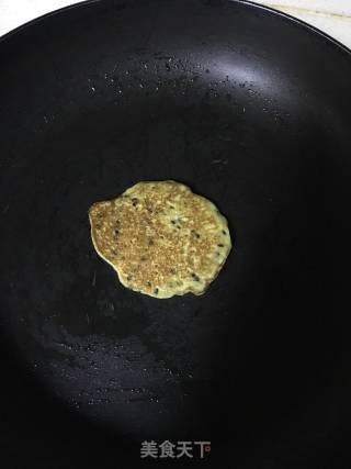 玉米黑芝麻蛋饼的做法步骤：4