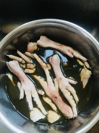 暗黑系秘制凤爪的做法步骤：2