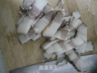 春季野菜～茼蒿炒腊肉的做法步骤：1