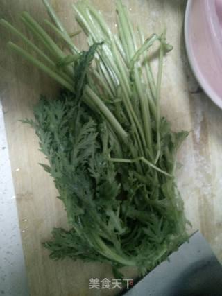 春季野菜～茼蒿炒腊肉的做法步骤：2