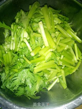 春季野菜～茼蒿炒腊肉的做法步骤：3