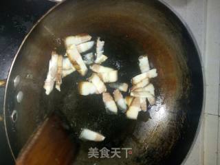 春季野菜～茼蒿炒腊肉的做法步骤：4
