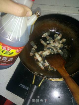 春季野菜～茼蒿炒腊肉的做法步骤：5