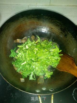 春季野菜～茼蒿炒腊肉的做法步骤：6