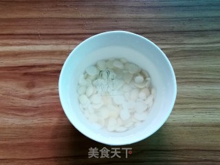 鲜枇杷蜜枣瘦肉汤的做法步骤：2