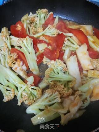 西红柿炒花菜的做法步骤：2