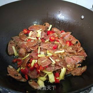 蒜薹炒腊肠的做法步骤：5