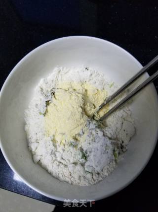 “ 春季野菜 ”槐花两面煎饼的做法步骤：3