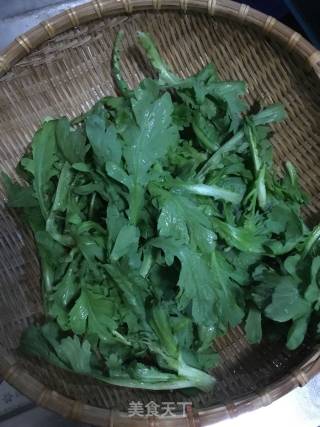 春季野菜----干贝茼蒿汤的做法步骤：2