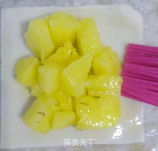 馄饨皮版菠萝派的做法步骤：1