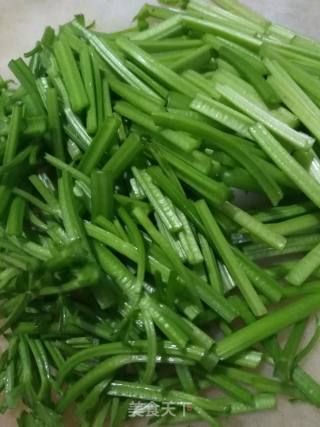 香芹花生米的做法步骤：2