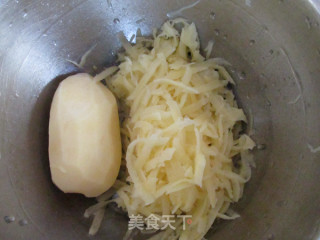 五彩土豆丝煎饼的做法步骤：1