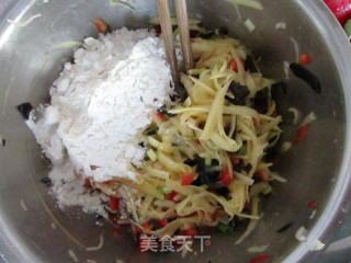 五彩土豆丝煎饼的做法步骤：5