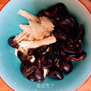 腐竹木耳的做法步骤：1