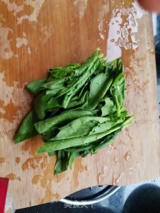 翡翠槐花饺子的做法步骤：1
