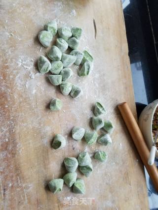 翡翠槐花饺子的做法步骤：8