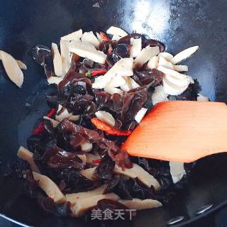 清炒西芹木耳的做法步骤：3