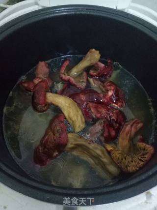 红菌排骨汤的做法步骤：3