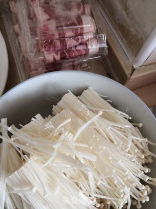 金针菇肥羊汤的做法步骤：1