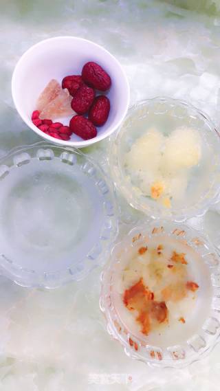 桃胶皂角米雪燕银耳汤的做法步骤：1
