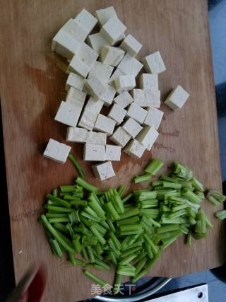 豆腐炒菠菜杆的做法步骤：1