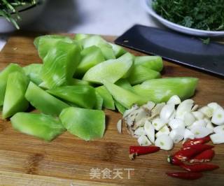 黄颡鱼烧莴笋的做法步骤：2