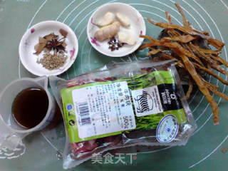笋干烧牛肉的做法步骤：1
