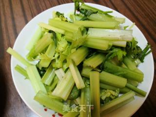 芹菜炒肉的做法步骤：2