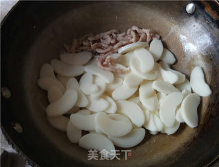 荠菜肉丝炒年糕的做法步骤：5