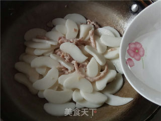 荠菜肉丝炒年糕的做法步骤：6