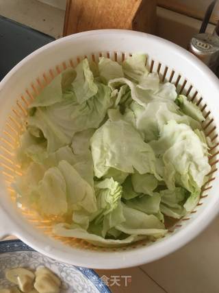 手撕卷心菜炒腊肠的做法步骤：1