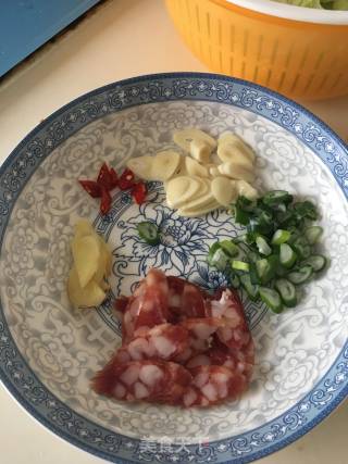 手撕卷心菜炒腊肠的做法步骤：2