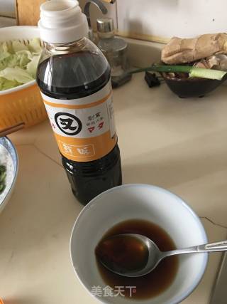 手撕卷心菜炒腊肠的做法步骤：6