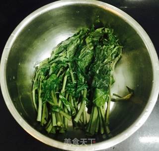 香椿炒鸡蛋的做法步骤：1