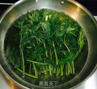 香椿炒鸡蛋的做法步骤：2