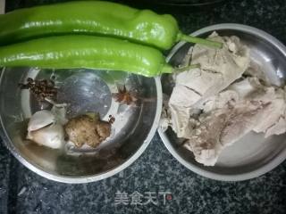 麻辣味尖椒炒回锅肉的做法步骤：1