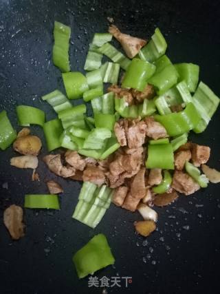 麻辣味尖椒炒回锅肉的做法步骤：8