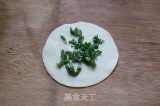 饺子皮葱油饼的做法步骤：3